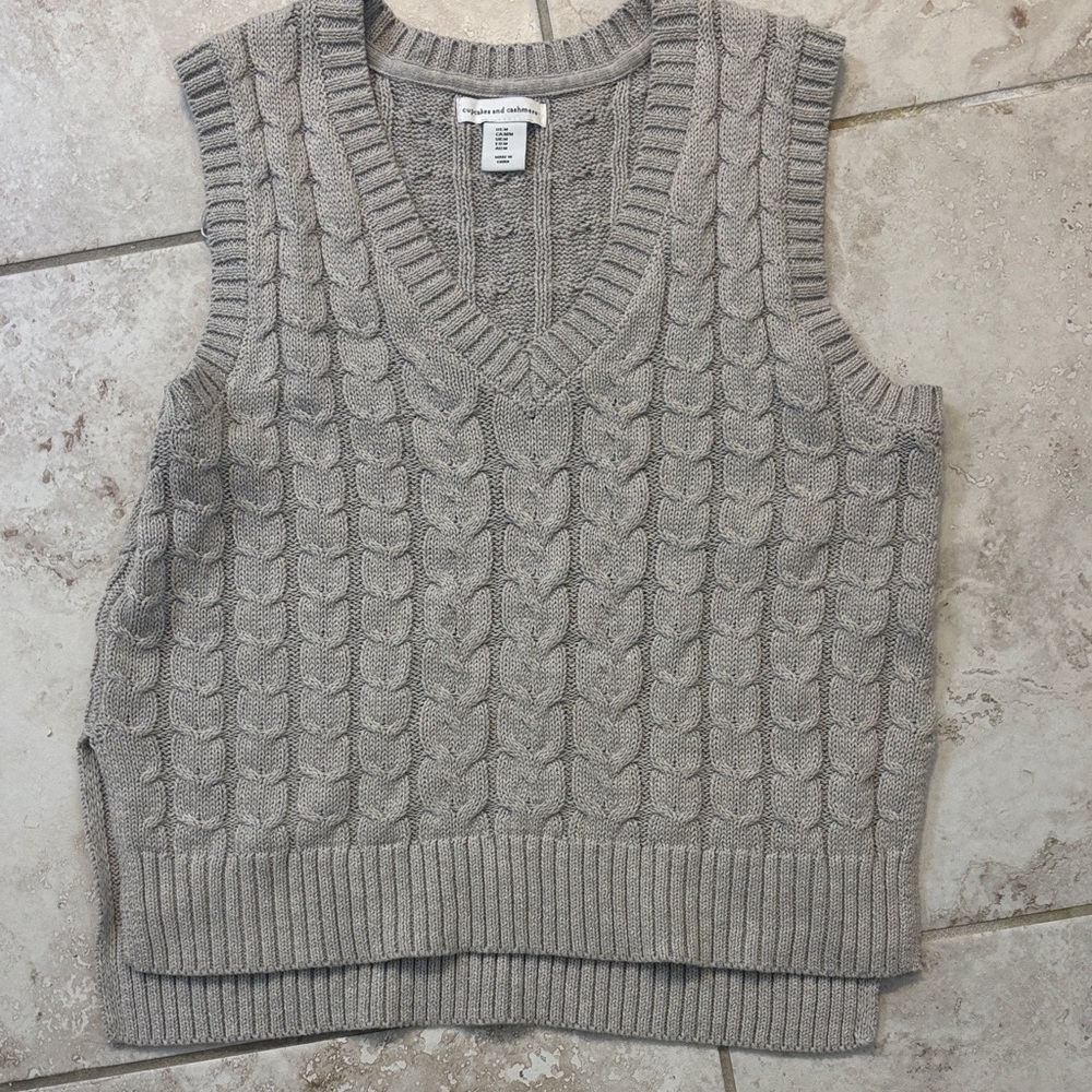 cupcakes & cashmere Cable Knit V-Neck Sweater Vest in Light Gray